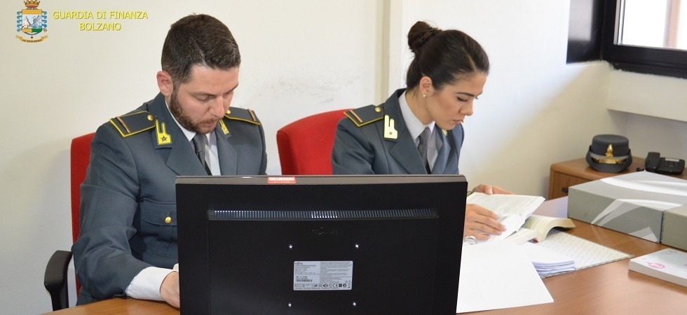 Un ex bancario truffa un'anziana per 230 mila euro e la Provincia di Bolzano per altri 100 mila